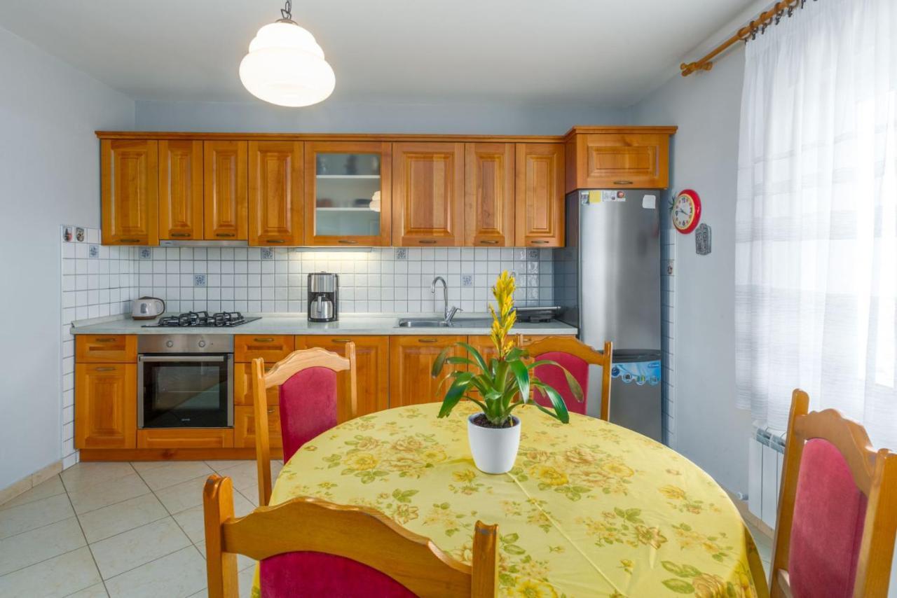 Lovely House Lindi In Porec Exterior photo