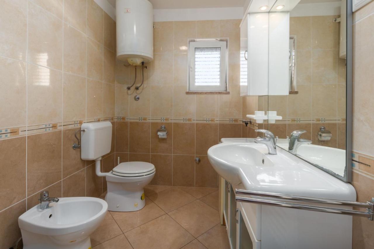 Lovely House Lindi In Porec Exterior photo
